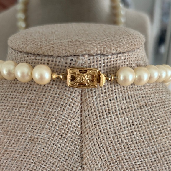 Vintage Monet Cream Faux Pearl Necklace with Teardrop Pendant - Picture 6 of 7